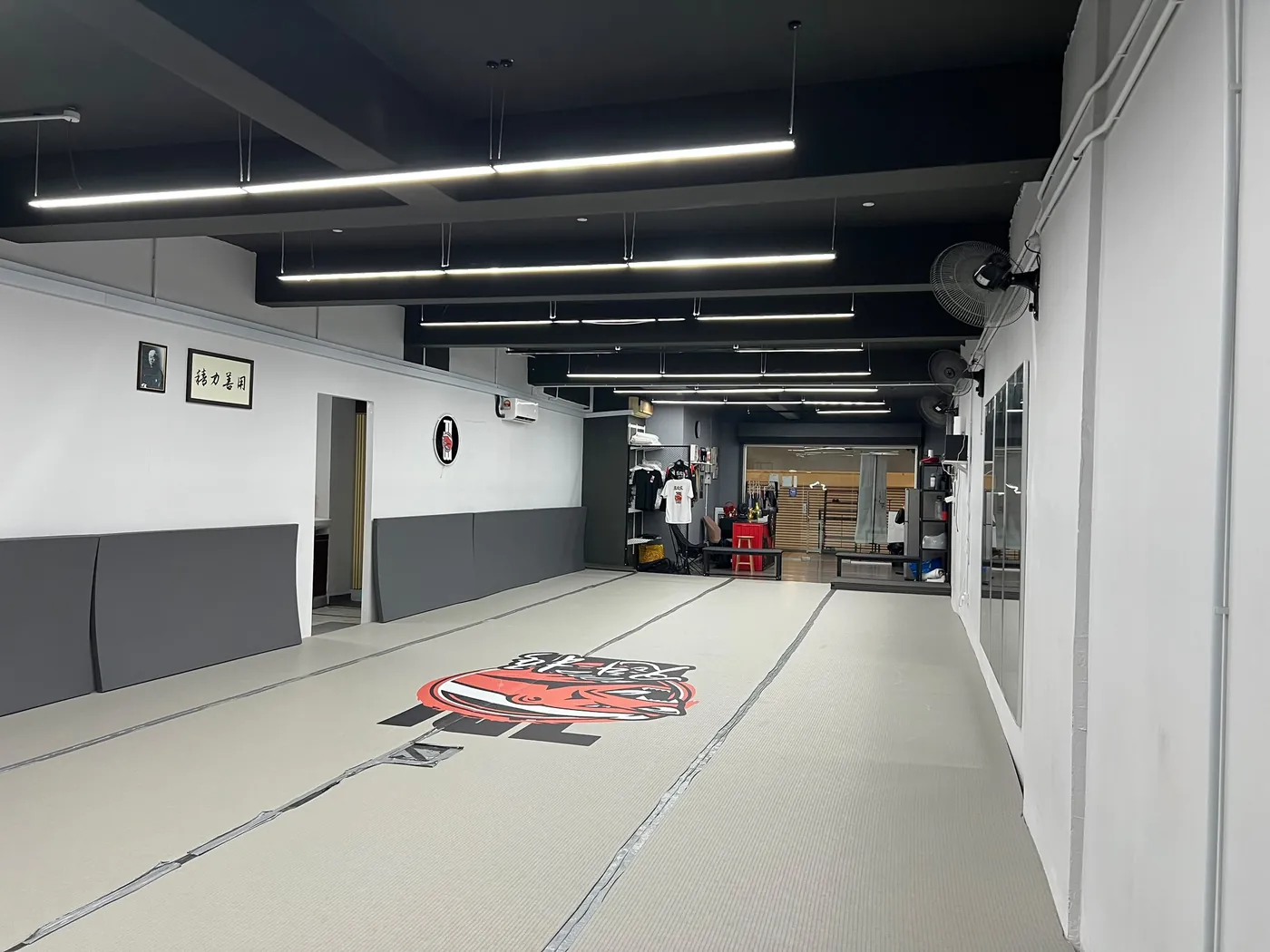The mat with the badger logo, wall pads and calligraphy on the wall